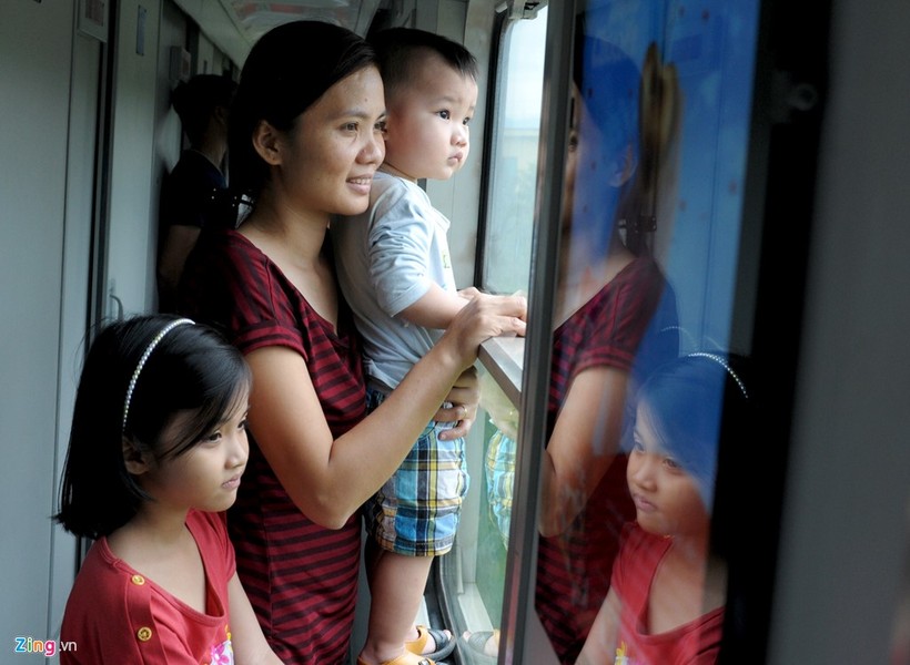 Liên tục ba ngày qua, hàng nghìn người làm ăn, học tập xa lên tàu lửa, xe khách về các tỉnh miền Trung đón Tết Đinh Dậu cùng gia đình. Ngày 23/1, hơn 1.000 người dân làm ăn, học tập ở TP HCM và các tỉnh phía Nam đi tàu lửa về đến ga Quảng Ngãi trong niềm vui, hạnh phúc sum họp gia đình.