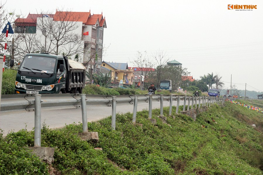 Như  Kiến Thức đã phản ánh, người dân sinh sống và di chuyển trên đường  đê Bắc Đuống đoạn qua địa phận thôn Trung (xã Dương Hà, huyện Gia Lâm, TP Hà Nội) vô cùng lo sợ khoảng 50m dải hộ lan đường dựng tạm bợ, chỉ cần gió lớn thổi là có thể đồ đè vào người dân phía dưới.