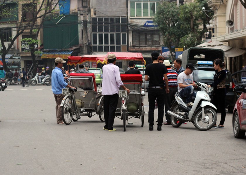 Nhằm đảm bảo trật tự giao thông đô thị, xử lý lấn chiếm vỉa hè, lòng đường Hà Nội, sáng 14/3, toàn bộ lực lượng CSGT của Đội CSGT số 1 - Công an TP Hà Nội đồng loạt ra quân phát hiện và xử lý các trường hợp dừng đỗ xe vi phạm, trong đó có xích lô.