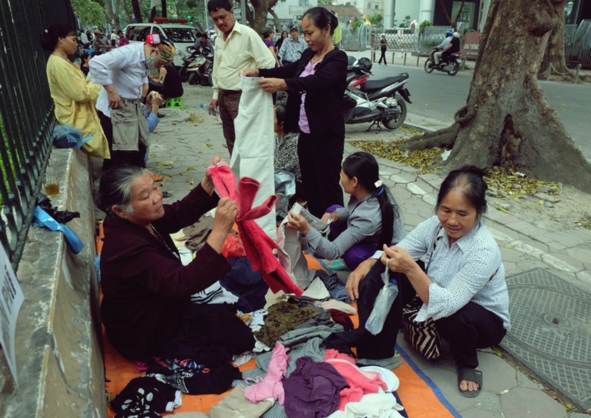 Gần 3 năm nay, những người nhà bệnh nhân đến thăm khám ở bệnh viện K (Quán Sứ, Hoàn Kiếm, Hà Nội) đã quá quen thuộc với hình ảnh bà Đinh Thị Thũng (68 tuổi, trú tại phố Phúc Tân, phường Phúc Tân, Hoàn Kiếm, Hà Nội) có khuôn mặt phúc hậu, tận tình ngồi  phát quần áo và nước uống miễn phí.