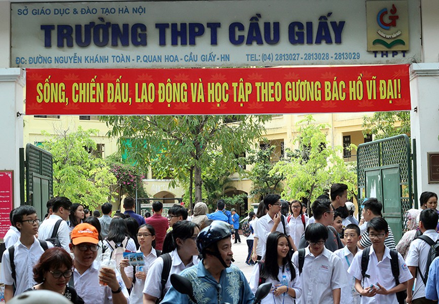 Đúng 10h ngày 9/6, học sinh Hà Nội tham gia  kỳ thi tuyển sinh lớp 10 do Sở GD&amp;ĐT Hà Nội tổ chức với với môn Ngữ văn đã hoàn thành xong 120 phút làm bài. Ghi nhận tại điểm thi trường THPT Cầu Giấy (Hà Nội), nhiều thí sinh ra khỏi phòng thi rất tự tin với bài làm của mình, cười rất tươi.