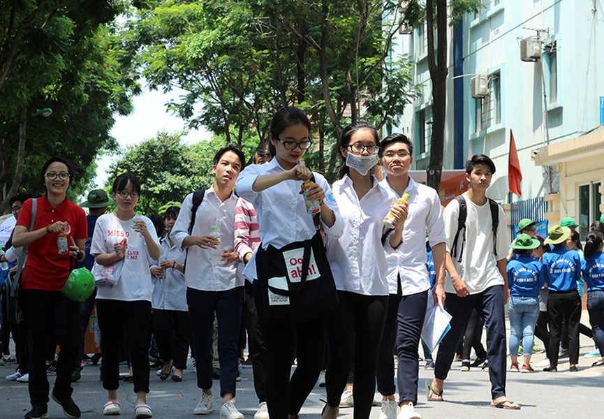 Sáng 24/6, các thí sinh bước vào ngày thi cuối cùng trong kỳ  thi THPT Quốc gia năm 2017 với 3 môn tổ hợp Lịch sử, Địa lí, Giáo dục công dân với thời gian làm bài mỗi môn là 50 phút. Ghi nhận của PV Kiến Thức, tại điểm thi trường THCS - THPT M.V.LôMôNôXốp (Hà Nội), các thí sinh sau khi hoàn thành 3 môn thi tổ hợp và rời khỏi phòng thi rất tự tin.