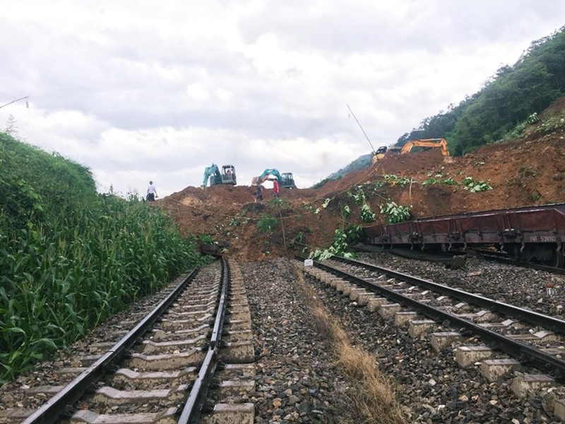 Liên quan đến việc sạt lở đất vùi lấp tàu hỏa khiến đường tỉnh 164 và tuyến đường sắt Hà Nội – Lào Cai qua địa phận huyện Văn Yên (tỉnh Yên Bái) bị tê liệt, chiều ngày 10/10, Thứ trưởng Bộ GTVT Lê Đình Thọ đã trực tiếp dẫn đầu đoàn công tác Bộ GTVT tới hiện trường để chỉ đạo các đơn vị khẩn trương xử lý.