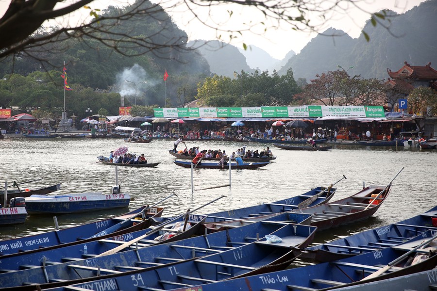 Lễ hội  chùa Hương năm nay, huyện Mỹ Đức đã in 15 triệu vé thắng cảnh, tổ chức 4.000 đò hoạt động trên suối Yến, để bảo đảm yêu cầu về an toàn đường thủy như phao cho du khách.