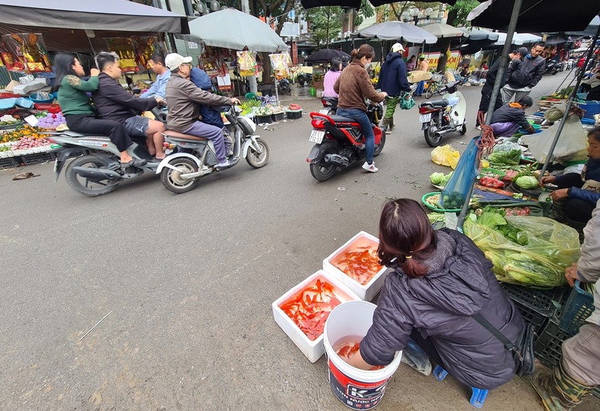 Dịp Tết ông Công ông Táo năm nay rơi vào thứ 6 (ngày 2/2 Dương lịch) nên nhiều người vẫn phải đi làm. Vì vậy, một số tiểu thương bán cá chép sớm hơn, cả vào cả buổi sáng, trưa và chiều tối để phục vụ nhu cầu mua của người dân.