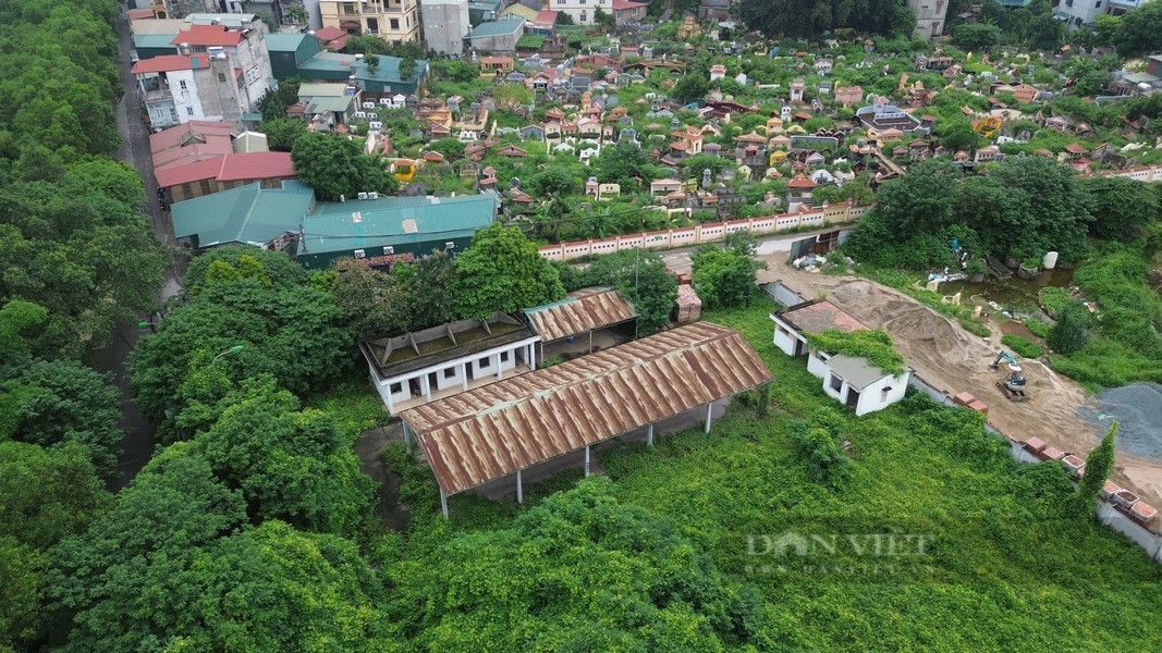 Chợ Tây Mỗ (quận Nam Từ Liêm, TP Hà Nội) được đầu tư với quy mô 3.600m2, gồm nhà chợ chính, nhà ban quản lý và công trình phụ trợ. Tổng kinh phí xây dựng chợ là 22,5 tỷ đồng, được chấp thuận vào ngày 7/5/2013 nhưng đến nay công trình vẫn dở dang và bị bỏ hoang. (Ảnh: Dân Việt).