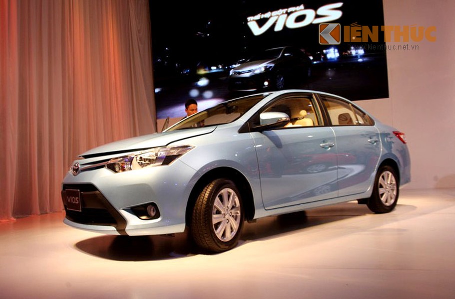 Mẫu sedan cỡ nhỏ được mong đợi nhất trong năm - Vios 2014 của TMV vừa trình làng có thiết kế ngoại thất hoàn toàn mới với kích thước tổng thể 4.410 x 1.700 x 1.475 mm (dài x rộng x cao), chiều dài cơ sở 2.550 mm, khoảng sáng gầm xe 145 mm.