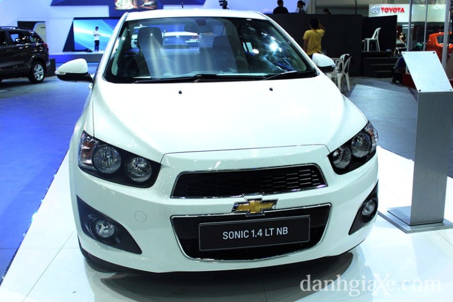 Chevrolet Sonic được phát triển với hai kiểu dáng xe là Sedan và Hatchback. Trong ảnh là mẫu Sedan Sonic 2014.