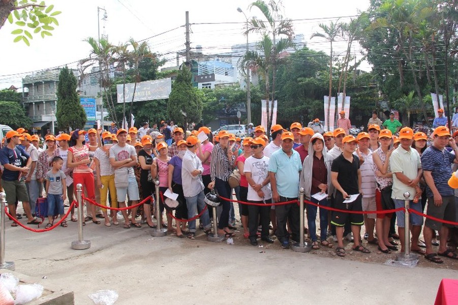 Sáng nay (10/8), Jetstar Pacific tặng vé miễn phí và giảm giá 25% tại Thanh Hóa nhân dịp triển khai đường bay mới giữa Thanh Hóa và TP HCM, hàng trăm người dân đội nắng đợi cơ hội nhận vé của hãng hàng không này.