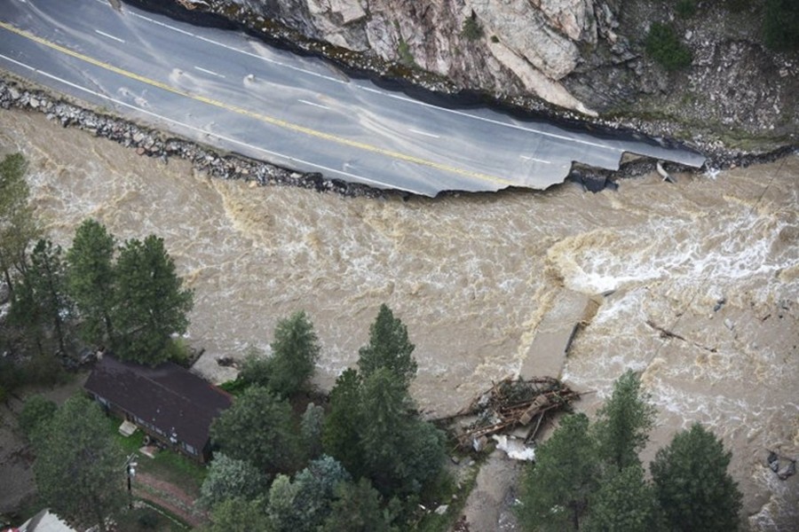 Lũ lụt ở Colorado (Mỹ) khiến 500 người bị mất tích, đường sá, cơ sở hạ tầng bị thiệt hại nghiêm trọng. Trong ảnh là xa lộ Colorado U.S. 34 bị hủy hoại nặng nề.