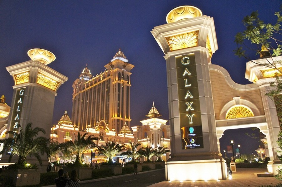 Macau Casino là sòng bạc lớn nhất và sang trọng nhất của tập đoàn Galaxy Entertainment do ông Lui Che-Woo sáng lập. Macau Casino chính thức mở cửa năm 2011 sau 9 năm xây dựng. Ngay lập tức, nó thu hút đông đảo các đại gia đến giải trí.