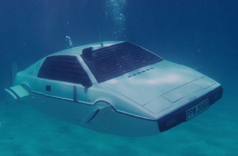 Lotus Esprit S1 ra mắt năm 1976 nổi lên nhờ được chàng điệp viên 007 lái trong tập phim "The Spy Who Loved Me" mặc dù nó không được đánh giá cao khi trang bị động cơ 4 xi lanh, tốc độ tối đa 214 km/h. Trong phim nó được biến thành chiếc tàu ngầm cũng như trang bị tính năng phóng tên lửa chống máy bay.