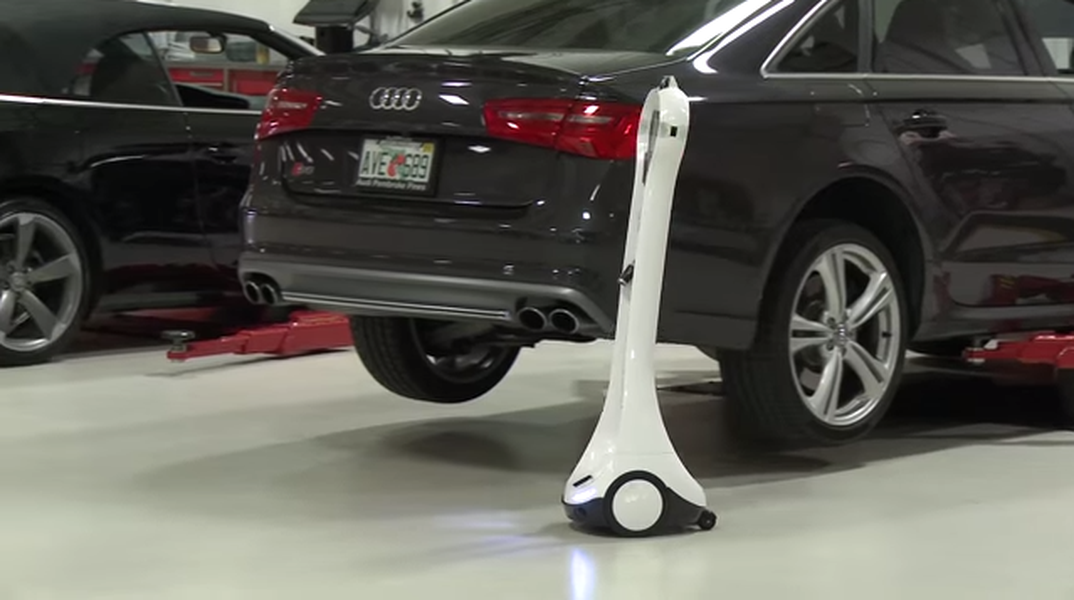 Hãng Audi mới đây đã phát triển công nghệ mới áp dụng cho robot để hỗ trợ sửa chữa lắp ráp ô tô tại các chi nhánh con của Audi. Chú robot có tên TelePresence có khả năng kết nối trực tuyến, di chuyển theo thợ máy, thu thập thông tin hình ảnh và đưa ra phương án giải quyết.