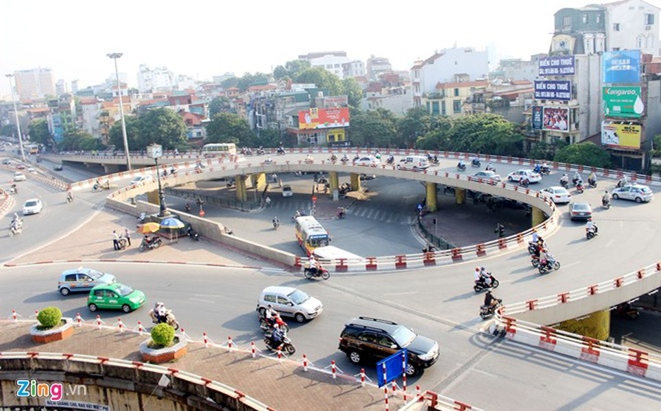 Vòng xoay Nam Chương Dương là nút giao quan trọng dẫn vào nội đô Hà Nội. Tuy nhiên, từ nhiều năm nay, nút giao này thiếu biển báo cấm rẽ trái từ hướng đường Trần Quang Khải sang phố Trần Nhật Duật khiến nhiều người vi phạm.