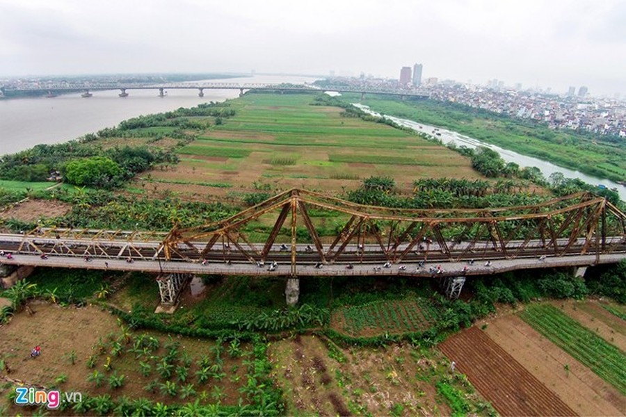 Cầu Long Biên là cây cầu thép đầu tiên bắc qua sông Hồng khu vực Hà Nội, nối hai quận Hoàn Kiếm và Long Biên, do Pháp xây dựng năm 1898-1902. Những năm 80 và trước đó cầu chủ yếu phục vụ xe đạp, người đi bộ. Khi cầu Chương Dương quá tải, cây cầu trăm tuổi này phải cõng thêm hàng nghìn lượt xe máy mỗi ngày.