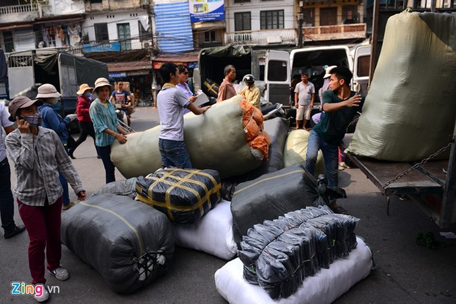 Cùng với chợ Long Biên, chợ Đồng Xuân là một trong những nơi có nhiều chị em hành nghề khuân vác hàng thuê nhất ở Hà Nội. Mỗi ngày một phụ nữ phải vác hàng tấn hàng trên vai kiếm sống.