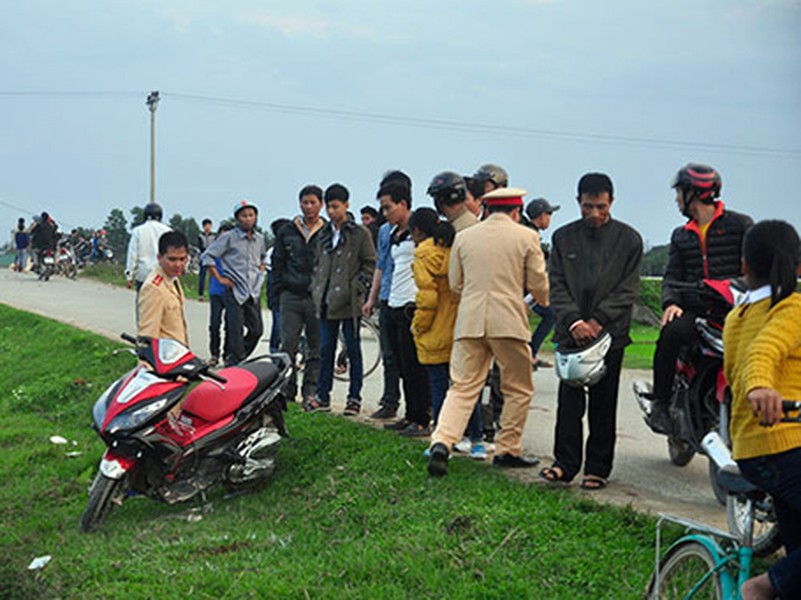 Vào khoảng  17h chiều mùng 2 Tết (ngày 20/2), một vụ tai nạn xe máy đã xảy ra tại huyện Hương Sơn (Hà Tĩnh) khiến 6 nạn nhân trên đường đi chúc Tết phải nhập viện cấp cứu. Người dân chứng kiến vụ tai nạn cho biết, vào thời gian trên, chiếc xe máy mang BKS 38H1-13251 chạy theo hướng trung tâm xã Sơn Lâm (huyện Hương Sơn) ra, chiếc còn lại đi theo hướng ngược chiều. Do không làm chủ được tốc độ nên khi đến ngã tư, cả 2 xe đã đâm trực diện vào nhau. Vụ tai nạn đã khiến cả 6 nạn nhân ngồi trên 2 xe đều bị thương nặng, trong đó có bé Phan Gia Bảo (5 tuổi) bị chấn thương sọ não, nguy kịch.