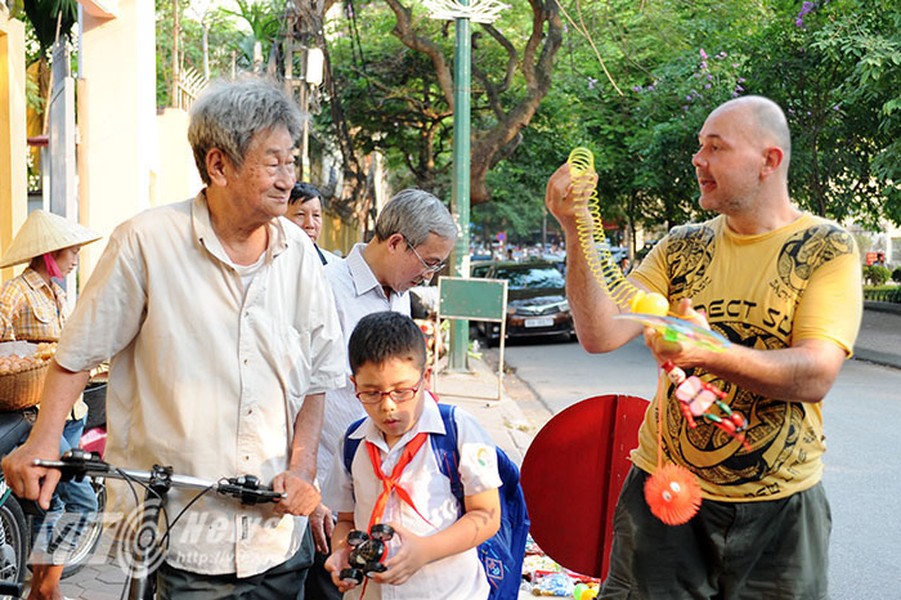 Hình ảnh ông Tây với nụ cười dí dỏm, thường xuất hiện vào giờ tan tầm ở các trường tiểu học để bán đồ chơi cho trẻ em khiến nhiều người không khỏi ngạc nhiên và thích thú.