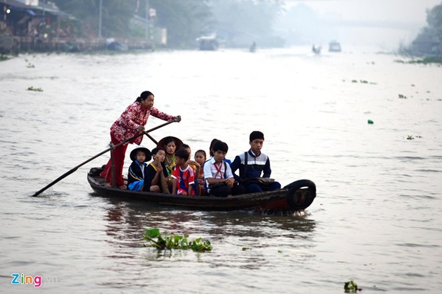 Ngày ngày dù trời mưa lạnh hay nắng nóng chói chang, nhiều học sinh ở thị xã Ngã Năm (tỉnh Sóc Trăng) muốn tới trường học con chữ phải đi lại bằng thuyền, đò vượt qua một con sông khá rộng.