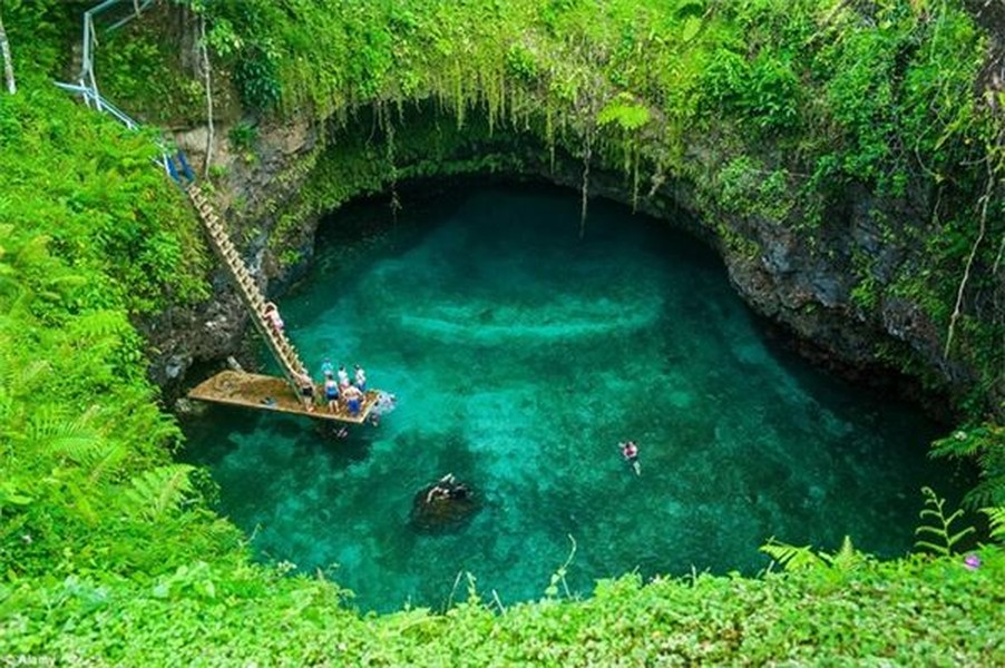 Rãnh To Sua, Lotofaga, Samoa:  Hồ bơi tự nhiên này nằm gần bờ biển phía nam của hòn đảo núi lửa Upolu ở Samoa (Nam Thái Bình Dương). Bể bơi sâu gần 30 m này chính là kết quả của một lần núi lửa phun trào.