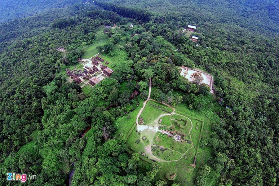  Thánh địa Mỹ Sơn thuộc địa phận xã Duy Phú (Duy Xuyên, Quảng Nam), cách Đà Nẵng khoảng 70 km.