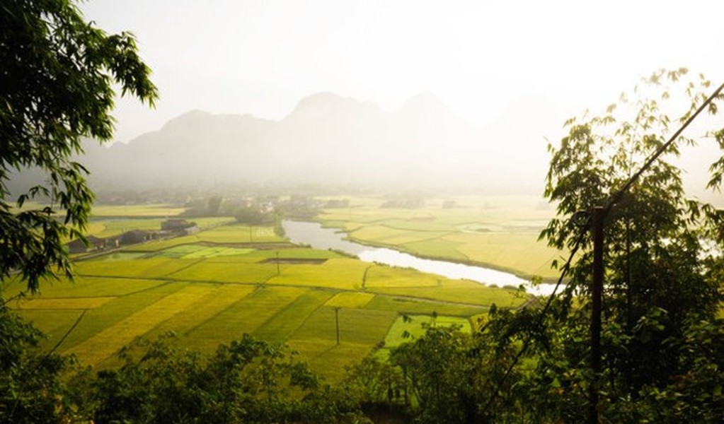 Cách trung tâm Hà Nội chừng 160km theo quốc lộ 1B, không chỉ có khí hậu trong lành đặc trưng miền núi đá,  thung lũng Bắc Sơn còn hấp dẫn bởi những ruộng lúa chín vàng mỗi khi mùa về.