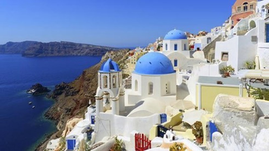 Santorini, Hy Lạp: Nổi tiếng với những tòa nhà trắng giản dị với những cột đá sắc màu xen giữa, hòn đảo này của Hy Lạp là dấu vết còn sót lại của một miệng núi lửa được hình thành vào khoảng 1600 năm TCN. Đây từng là một trong những ngọn  núi lửa đẹp nhất thế giới. Khi ấy, một trong những đợt phun trào lớn nhất được ghi nhận trong lịch sử đã quét sạch mọi thứ trên hòn đảo bao gồm cả những khu dân cư đầu tiên. Ngày nay, Santorini thu hút khách du lịch từ khắp nơi trên thế giới, đặc biệt những người yêu thích những dấu tích còn sót lại của núi lửa. “Để cảm nhận nó từng tráng lệ như thế nào, bạn phải bước vào trong, đứng ở rìa vách đá trong một buổi hoàng hôn”, Achilleas Vortselas, một du khách tiết lộ.