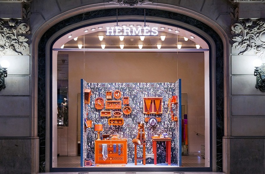 Cửa hàng Hermes tại Paseo de Gracia (Barcelona) đã thực hiện ý tưởng thiết kế gian hàng "Hang cáo" với tất cả decor trang trí được làm từ giấy và da gấp vô cùng sặc sỡ, ấn tượng mạnh về thị giác. Tất cả các sản phẩm đặt ở đây đều được làm hoàn toàn bằng tay. 