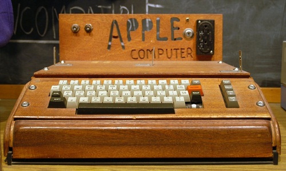 1.  Sản phẩm đầu tiên của Apple là một máy tính, phát hành năm 1976. Mọi chi tiết trên sản phẩm đều hết sức đơn giản.