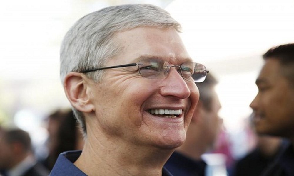 1. Tim Cook CEO của Apple – Tim Cook - là người đàn ông quyền lực nhất trong ngành công nghệ, vừa thừa nhận giới tính của mình gần đây. Trước đó, ông đã nhiều lần lên tiếng về quyền lợi của người đồng tính và sự phân biệt đối xử họ gặp phải. Kể từ khi điều hành Apple năm 2011, Cook cải tiến iPhone 5S, iPad Air và hệ điều hành iOS 7.