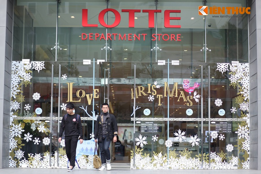 Lotte Center Hà Nội cao 65 tầng đã trang hoàng lung linh, đón chào Giáng sinh sắp đến.