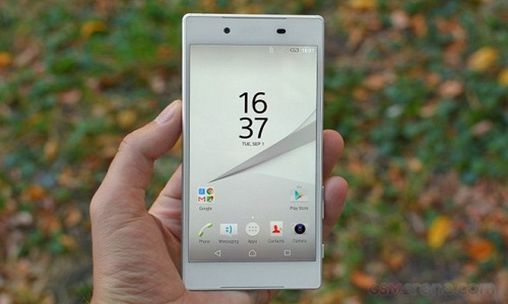  Sony Xperia Z5 vừa được Sony ra mắt tại triển lãm IFA, Berlin, Đức. Model này vẫn có thiết kế OmniBalance truyền thống của dòng Xperia Z với hai mặt kính và khung kim loại vuông vức.