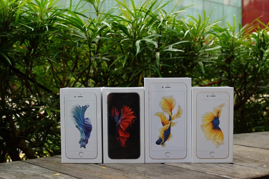 Bộ đôi  iPhone 6S và iPhone 6S Plus đã được hệ thống CellphoneS (phân phối điện thoại có tiếng ở Hà Nội, TP HCM) xách tay từ Australia về Việt Nam. Những siêu phẩm mới của Apple nhanh chóng thu hút sự chú ý của dân nghiền công nghệ và các Ifan.