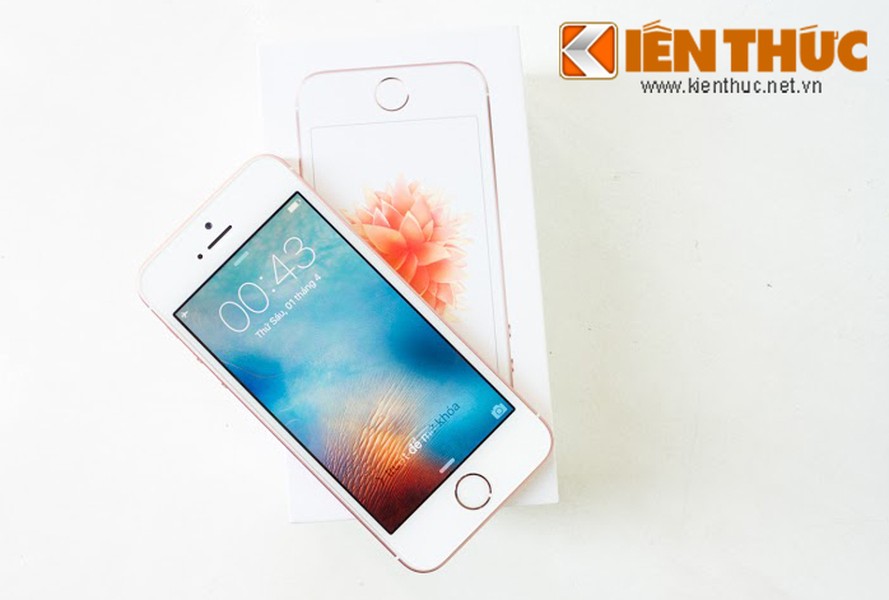 Mới đây, một trong số những chiếc  iPhone SE vàng hồng đầu tiên ở Việt Nam đã có mặt tại hệ thống bán lẻ CellphoneS (Hà Nội), khiến nhiều người tiêu dùng không khỏi thích thú. Với kiểu dáng tương tự iPhone 5S, song iPhone SE có thêm phiên bản vàng hồng - phần khác biệt rõ ràng nhất (tương tự với dòng iPhone 6S/ 6S Plus) hứa hẹn giúp dòng SE hút khách khi được bán ra thị trường.