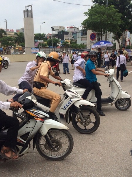 Không ít lần, nhờ các chiến sỹ cảnh sát giao thông mà các sĩ tử đến điểm thi đại học đúng giờ. Hồi tháng 7/2016, thấy xe của một người dân chở con đi thi bị hỏng giữa đường, các chiến sĩ Đội CSGT số 6 đã đưa thí sinh đến điểm thi kịp thời. Nguồn ảnh: Pháp luật Plus.