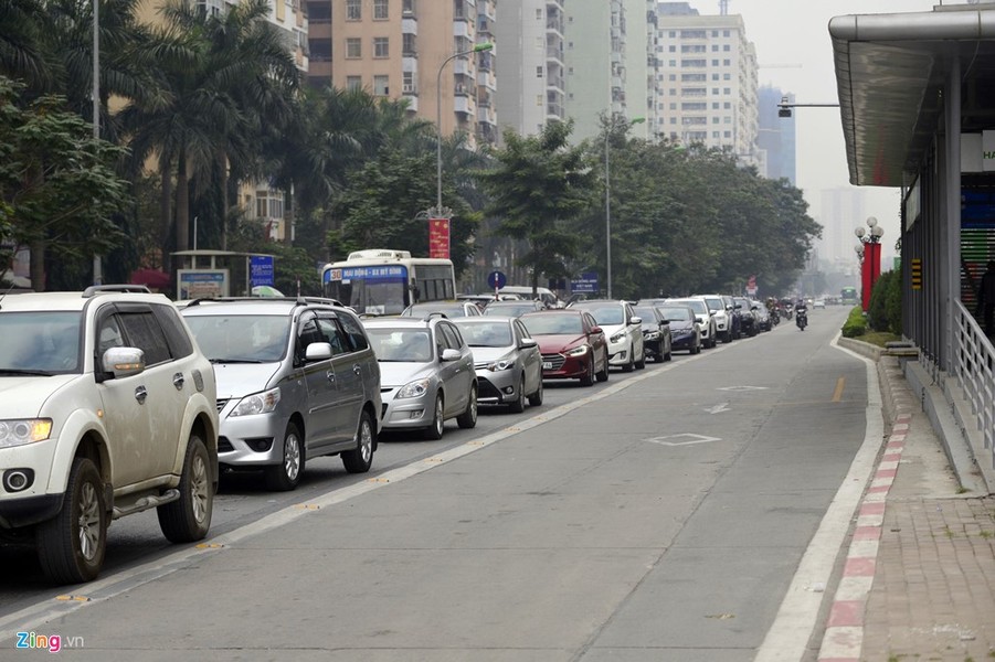 Sáng sớm trên đường Lê Văn Lương, nơi có tuyến  xe buýt nhanh BRT, nhiều tài xế ôtô có ý thức đi đúng làn đường của mình.