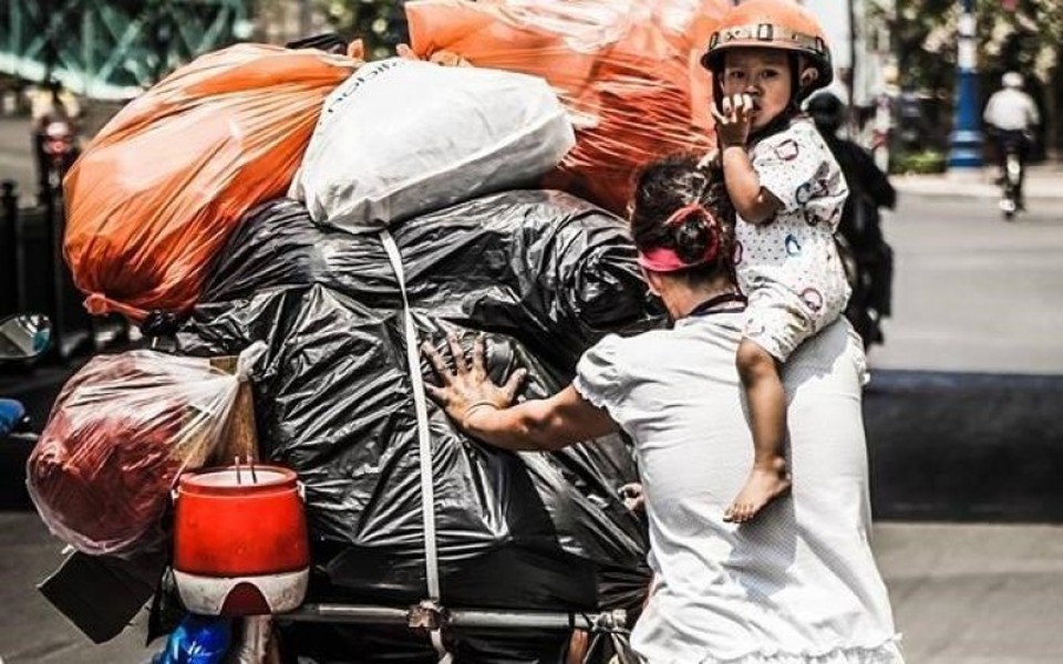  Tình thương cha mẹ dành cho con là vô bờ bến. Dù khó khăn, vất vả, nhưng mẹ cha luôn dành những điều tốt đẹp nhất có thể cho đứa con bé bỏng, yêu thương và dõi theo con suốt cuộc đời. Khoảnh khắc người mẹ vừa đẩy xe đồng nát vừa để con trên vai được anh Triệu Quốc Hùng (39 tuổi) chụp lại hồi tháng 4/2016 đã khiến nhiều người cảm động. Ảnh: Quốc Hùng.