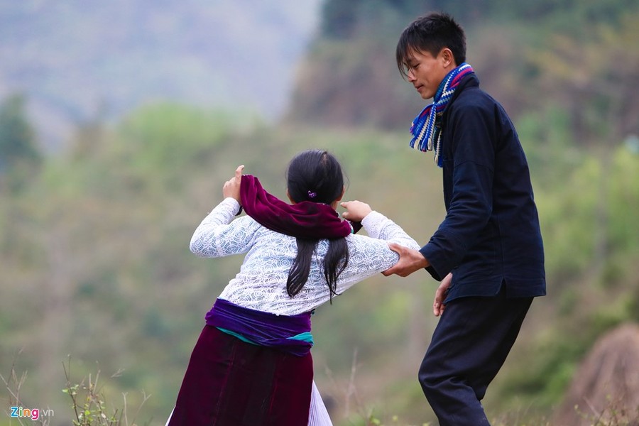 Một trong những nét văn hóa lâu đời và đặc trưng trong hôn nhân của dân tộc H’Mông là  tục bắt vợ. Tập tục này là một giải pháp khá cho những đôi trai gái có tình ý với nhau nhưng còn gặp trở ngại từ phía gia đình. Khi chàng trai đã bắt được cô gái về nhà thì phía nhà gái bắt buộc phải đồng ý, hợp thức hóa chuyện yêu nhau và hôn nhân của đôi lứa. Ảnh: Zing.