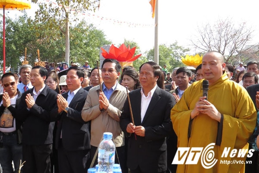 Sáng 19/2, tại chùa Thắng Phúc (xã Tiên Thắng, huyện Tiên Lãng, TP Hải Phòng), hàng ngàn người dân cùng khách thập phương và các tăng ni, phật tử, lãnh đạo TP Hải Phòng đã long trọng làm lễ đúc tạo 13 pho kim thân Phật tượng để đặt trong  Bảo tháp Phật Quang 13 tầng của ngôi chùa. Đại đức Thích Quảng Ninh - Trụ trì chùa Thắng Phúc, ông Lê Văn Thành - Bí thư Thành ủy, Chủ tịch HĐND TP Hải Phòng (người đứng thứ hai từ bên phải) cùng đông đảo các lãnh đạo thành phố, huyện Tiên Lãng và tăng ni, phật tử làm lễ ký yểm kim ngân vàng bạc vào các pho tượng.