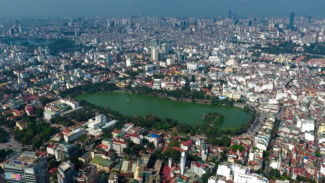 Khu vực nội thành Hà Nội có hàng chục  hồ nước tự nhiên lớn nhỏ khác nhau, trong đó một số hồ là biểu tượng của thủ đô và là điểm du lịch nổi tiếng. Trong ảnh là hồ Hoàn Kiếm (còn gọi là hồ Gươm thuộc quận Hoàn Kiếm) rộng 12 ha, được coi là trái tim của Hà Nội. Do nước hồ bốn mùa xanh nên hồ còn có tên là Lục Thủy Nguyên. Trong lịch sử, nơi đây được lấy làm chỗ cho thủy quân luyện tập nên còn được gọi là hồ Thủy Quân. Xung quanh hồ là các phố trung tâm thủ đô như Đinh Tiên Hoàng, Hàng Khay, Lê Thái Tổ.