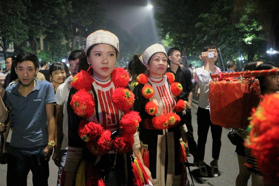 Xuất hiện trong một chương trình lễ hội tái hiện đám cưới của người Dao Tuyên Quang tại phố đi bộ hồ Gươm vào cuối tuần qua, một  cô gái người Dao đã trở thành tâm điểm sự chú ý vì vẻ ngoài quá xinh xắn, đáng yêu.