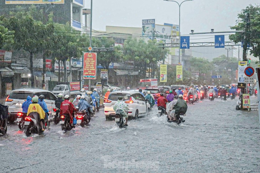 Mưa lớn khiến các tuyến đường như Tôn Đức Thắng, Nguyễn Lương Bằng, Quang Trung, Hải Phòng… (TP. Đà Nẵng) ngập sâu, nhiều đoạn nước ngập lên đến nửa bánh xe khiến nhiều người đi lại khó khăn.