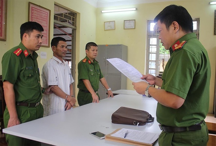 Ngày 1/9, Công an tỉnh Hòa Bình đã tạm giữ Nguyễn Trọng Lộc (SN 1969, trú huyện Chương Mỹ, Hà Nội) và Nguyễn Văn Cảnh (SN 1988, quê Bình Phước) để điều tra vụ  tạt axit nữ phụ bếp ở huyện Cao Phong (Ảnh: Đối tượng Nguyễn Trọng Lộc bị bắt).