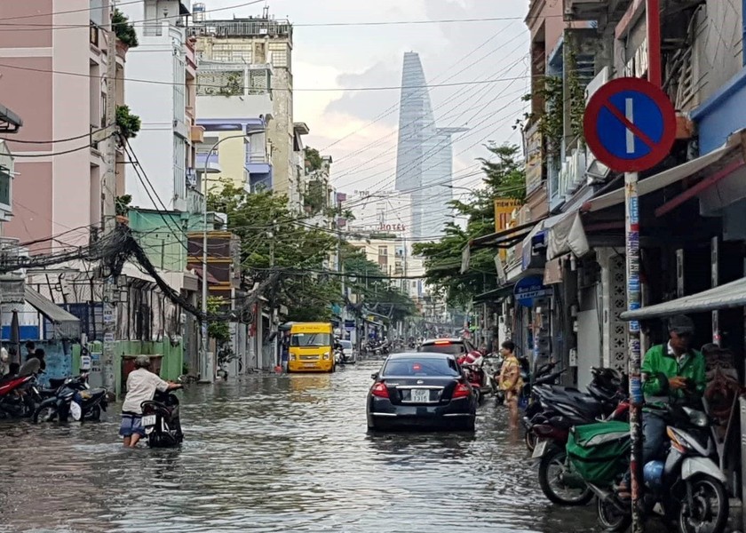 Chiều ngày 28/9 vừa qua, hàng chục tuyến đường ở các quận, huyện trên địa bàn TP HCM ngập lênh láng, do triều cường dâng cao.