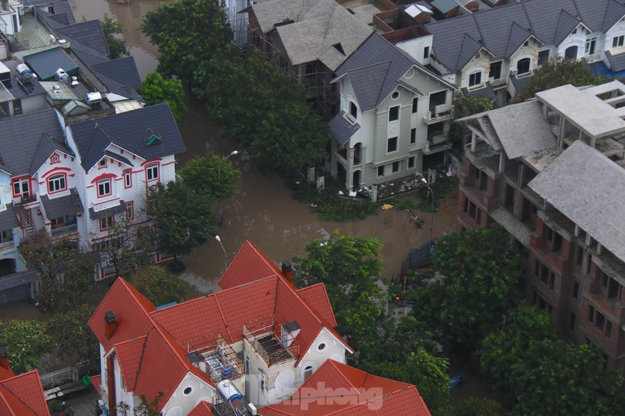 Trong 3 ngày từ ngày 9 tới 11/9, khu vực nội thành Hà Nội và các vùng lân cận có mưa lớn khiến nhiều tuyến đường ngập nặng. Trong đó, Khu đô thị Nam An Khánh (huyện Hoài Đức) bị ngập úng cục bộ.