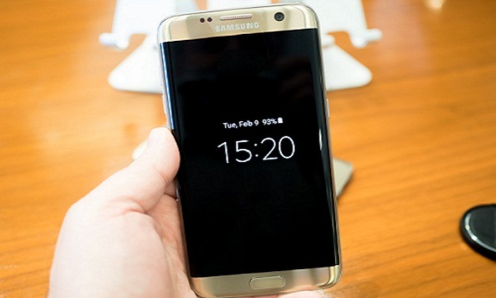 Một trong những tính năng mới khá hữu ích cho người dùng  Samsung Galaxy S7/S7 Edge là Always On Display (luôn hiển thị màn hình). Ảnh: Android Central.