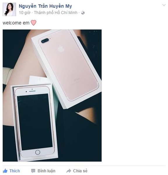 Á hậu Huyền My là một trong những  sao Việt đầu tiên sở hữu chiếc điện thoại iPhone 7 Plus. Chiếc iPhone 7 Plus màu hồng Huyền My khoe trên Facebook ngay lập tức nhận được hàng nghinf lượt thích và bình luận từ người hâm mộ. Ảnh: Facebook Huyền My.