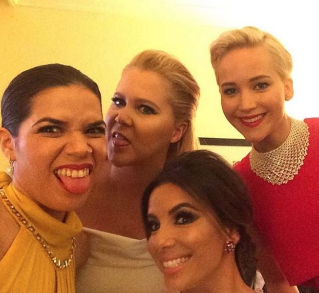 Nữ diễn viên America Ferrera, Amy Schumer, Eva Longoria và Jennifer Lawrance selfie tại lễ trao giải Quả Cầu Vàng vào ngày 10-1.