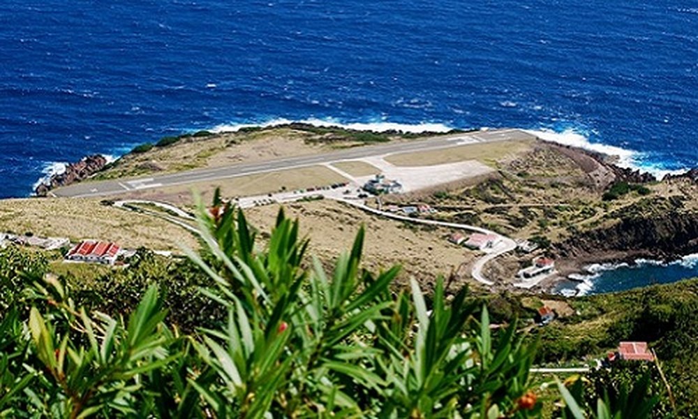 Sân bay Saba nằm trên hòn đảo Caribbean xinh đẹp là một trong những  sân bay nhỏ nhất thế giới với đường băng dài 0,2 dặm (chưa tới 400 mét). Ảnh: Flickr.