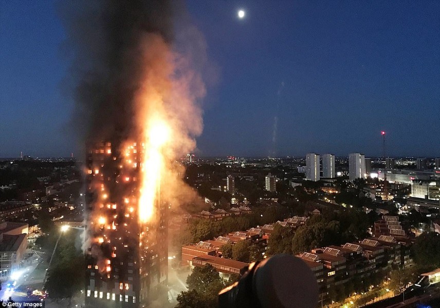 Ngày 14/6 vừa qua, vụ  cháy chung cư Grenfell ở London đã khiến cả thế giới kinh hoàng. Vụ cháy khiến ít nhất 12 người chết, 74 người bị thương, trong đó có 18 người ở tình trạng nguy kịch. Ảnh: The Sun.